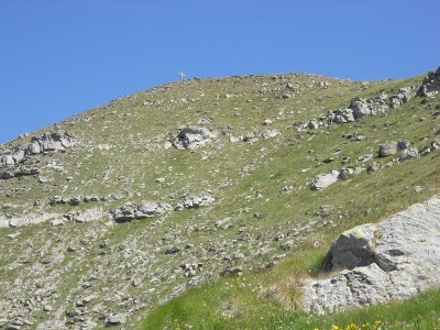 Dopo le mauvais pas, la croce da raggiunge con un traverso tra prati e roccette