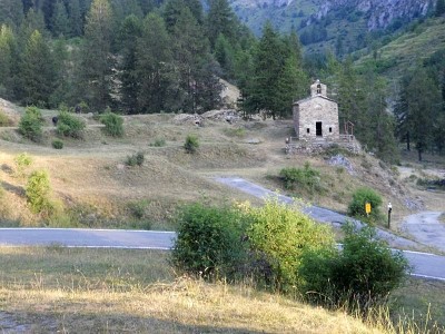 Il luogo di partenza: sulla sx della chiesetta per prati si vede un grosso cartellone.<br />A dx in basso si vede la sterrata del ritorno.