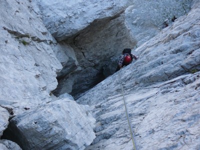 Sul 2° tiro della Malerba, variante sopra il masso incastrato... breve ma intensa (V/V+ poi IV+)