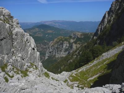 Nella Borra di Canala, con il M. Rovaio e sullo sfondo il M. Cusna