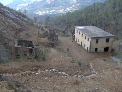 Lato del rio Boeno, con i vecchi uffici/spogliatoio e i locali compressorie e generatori.