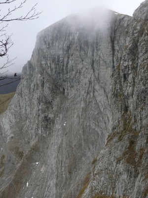 Compare la temibile parete Sud della Penna