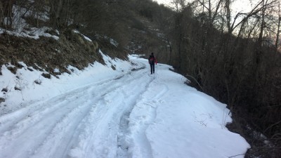 La strada ghiacciata che porta al passo dell'Incisa ( foto fatta al ritorno )