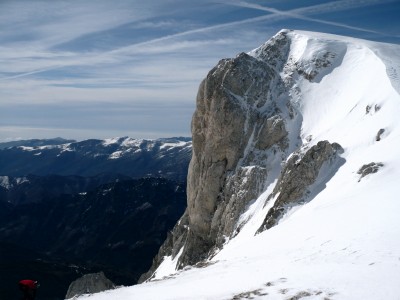 Sul colletto di cresta a monte della Rocca Garba, orlata da belle cornici