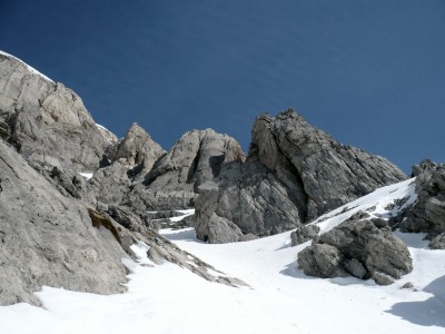 La testata del canale, che si fa rocciosa