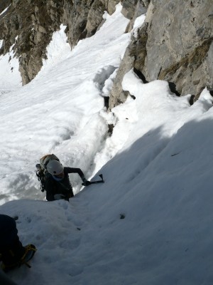 Sandra in &quot;piolet&quot; sul muretto ghiacciato della prima strozzatura