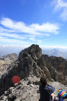 Vista verso la Guglia, croce dell'Oronaye alle spalle.