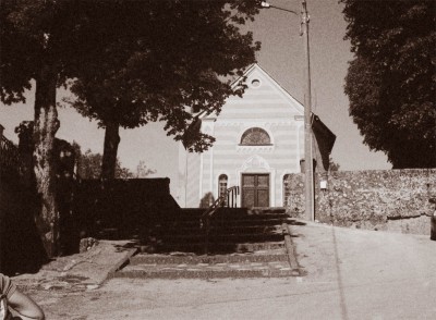 Chiesetta pastruzzata in stile vintage e punto limite dove si può arrivare con l'auto, ma consiglio di lasciarla 100mt prima in parcheggini dentro al borgo.