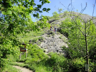 Punto di inizio ferrata con tavolini sedie e panche, da qui si percorre ancora 50mt in salita con qualche gomito e si arriva al vero punto di partenza col bivio di opzione.