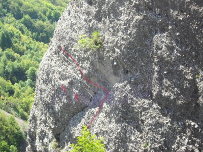 Tiro che ci dava qualche dubbio e che abbiamo tenuto sotto osservazione prima di farcelo, strapiomba e quella pancia rompe le scatole, ma ho segnato con le freccine i punti dove i piedi trovano ampio spazio, il primo da dx pemette di puntare il piede tenendo l'altro sotto e spaccando un po tirarsi su di peso passando la pancia, quello dopo di farsi una sosta a fare fotografie o mangiare un panino appesi a un rinvio :) o nel caso aspettare i compagni con le ragazze che faticavano non poco a venire su! cmq trionfanti alal fine!