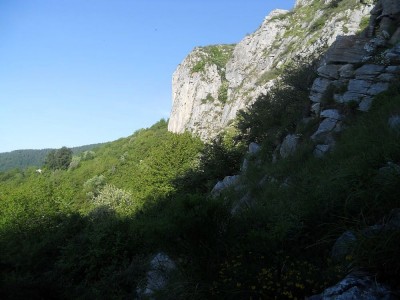 Sotto le rocce corre il sentiero