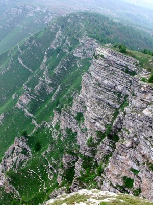 La ripida parete francese con gregge sottostante