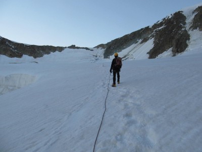 In cordata verso il Col des Aiguille Grises. La prima parte della salita alla Bionassay segue infatti la normale italiana al Bianco