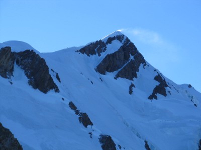 Uno sguardo alla vetta del Bianco, con le formichine che stanno salendo