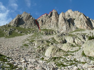 Cima di Valcuca con linea di salita della normale.JPG