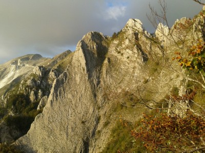 I versanti impervi discesi dal sentiero di avvicinamento. A sinistra in secondo piano si vede la cresta del Macina, con in cima il torrione biancastro.