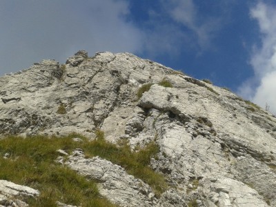 Saltino di roccia nella sezione mediana della cresta.