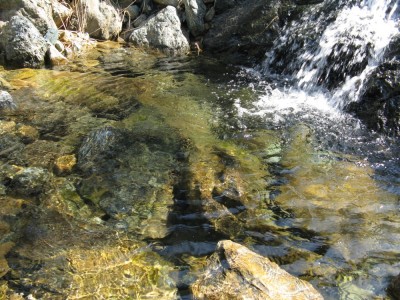 Lungo la strada dei giassi si incrociano alcuni corsi d'acqua minori, acqua limpidissima