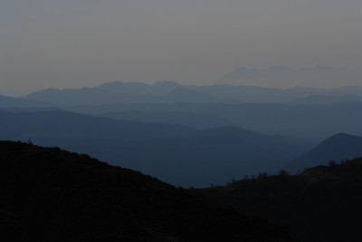 03 - Crinali in controluce fino ad Apuane avvicinandosi al Verruga.JPG