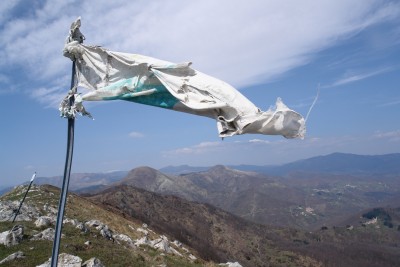 53 - Alpe bandiera di vetta con Porcile e Verruga sullo sfondo.JPG