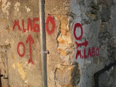 La recente segnaletica non FIE - ma che si rifà a quella FIE attiva negli anni 70 - all'altezza del ponte di Cavassolo.