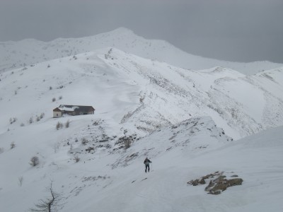 se non fosse per la grossa costruzione sembrerebbe un paesaggio himalaiano,invece è Liguria!