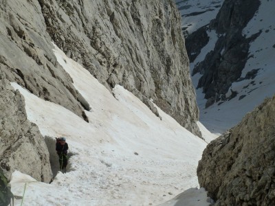 Serena in sosta sotto il risalto di roccia.JPG