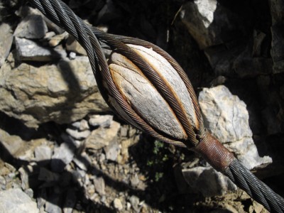 Oliva in legno inserita nel cavo fissata con fil di ferro arrotolato e saldato a stagno, anni 36/38.