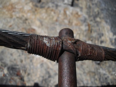 Scalino della scala su roccia; metodo di fissaggio nel cavo d'acciaio con fil di ferro doppiati intrecciati e arrotolati  tutto saldato a stagno, anni 36/38.