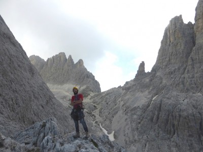 In vetta a Punta Emma, sullo sfondo il Rif. Re Alberto