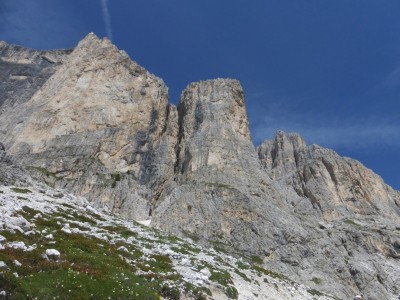 Al centro la Punta Emma, piccola appendice della grande parete Est del Catinaccio e meta di giornata