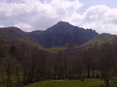 la rocca barbena vista dalla strada che porta a bardineto