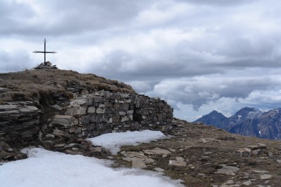 24 - Croce vetta Monega con Toraggio e Pietravecchia sulla destra.JPG