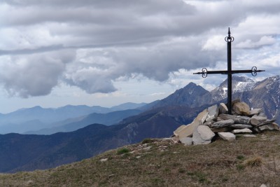 49 - Croce vetta Monega tra Toraggio e Pietravecchia piÃ¹ da lontano.JPG