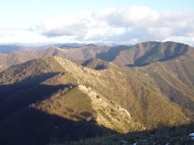 La cresta verso il Monte Lago. Sullo sfondo Caricato e Candelozzo