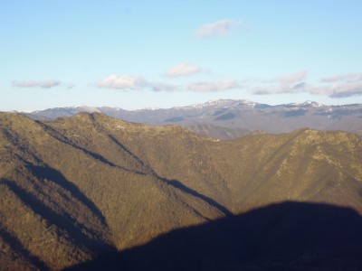 Il Monte Bano. A mezza costa da sinistra Case Montebano, Brugosecco e Teitin. A destra Monte Caricato, Sullo sfondo l'Antola e i suoi &quot;fratelli&quot;