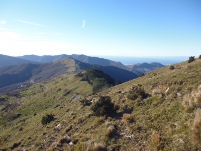 Monte Bastia, monte Prati di Capenardo e, sullo sfondo, la dorsale del Fasce visti dal versante Sud Est del Candelozzo.JPG