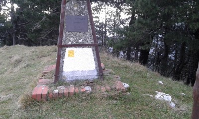 Sulla base della stele in cima al Candelozzo il quadrato giallo. Accanto indicheremo chilometraggio e tempistica