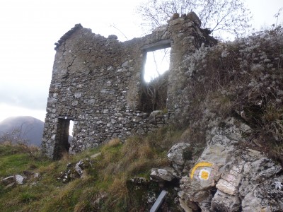 Casa Teitin. Segnale e indicatore di direzione sopra il braciere, proprio dove c'era l'antico segnavia Fie