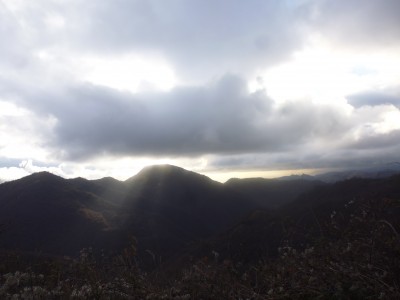 Alpesisa e dintorni tra nuvole basse al tramonto vista da Casa Teitin