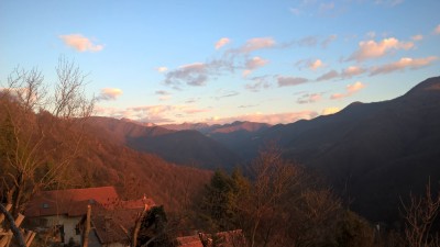 panorama sulla Val Brevenna che si può godere dal cancelletto di legno alla Cerreta.