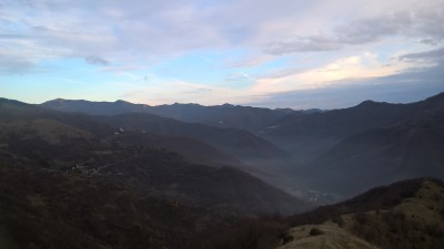 Veduta sulla Val Brevenna dalla Costa della Scabbia. In basso a destra si può notare il crinale erboso che bisogna attraversare, sempre sul profilo della costa