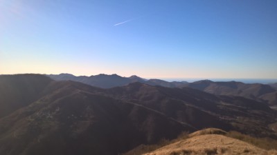 In primo piano Frassinello, sullo sfondo i monti Bano e Alpesisa