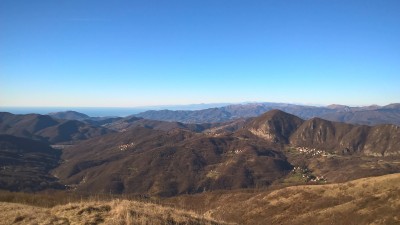 Panorama lato occidentale, con il monte Maggio, la Guardia e sullo sfondo le Alpi marittime