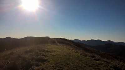 La cima con la croce vista dall'uguale giallo proveniente da Crocefischi