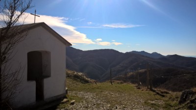 Seguendo la mulattiera che scende subito a destra della cappelletta, si arriva a Clavarezza, e da qui, imbocando il cerchio barrato giallo, in direzione Nenno, si ha la possibilità di creare un piccolo anello.