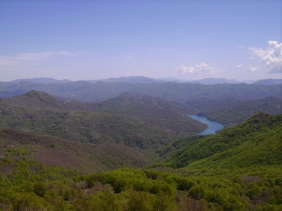 il lago del brugneto con i monti della val d'aveto in lontananza