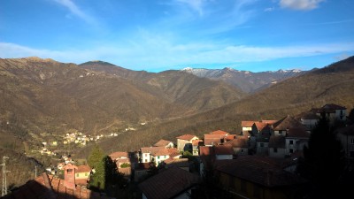 La vista dal piazzale della chiesa di Frassinello, con il borgo sottostante