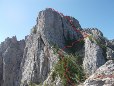 Dal passetto sotto la bastionata rocciosa che sorregge la vetta est