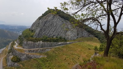 Un'occhiata alle parete di dolomia (alla faccia del chipping!:D) sotto al Santuario. Più dietro, non visibile da questa posizione, credo che la placconata, girando verso Est diventi più liscia ed interessante sotto il profilo arrampicatorio. Ma sono cmq tutti sogni dettati da una infinita curiosità esplorativa...:)